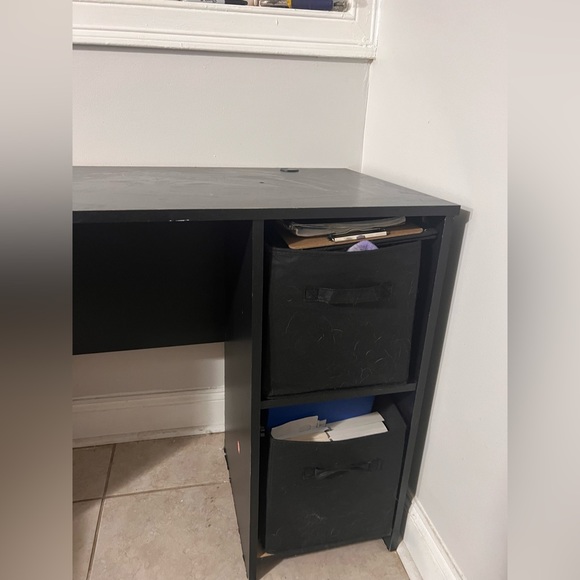 Desk with two storage units - Picture 2 of 3